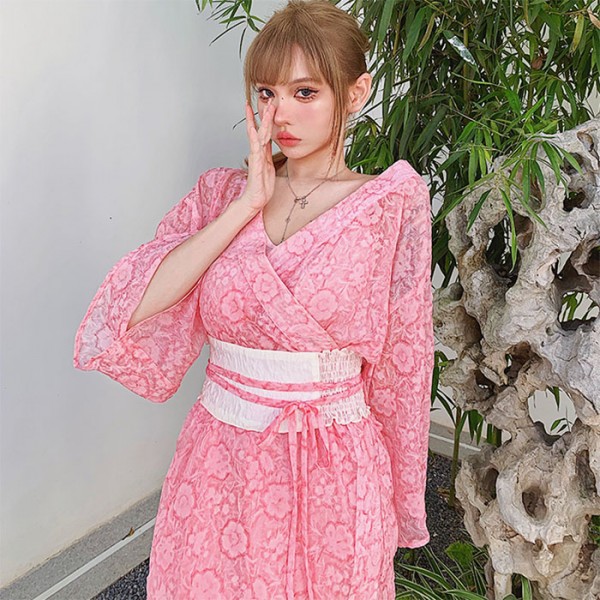 Vaaleanpunainen japanilainen kimono rusetilla