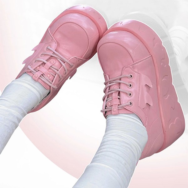 Vaaleanpunaiset platform kengät pienillä siivillä