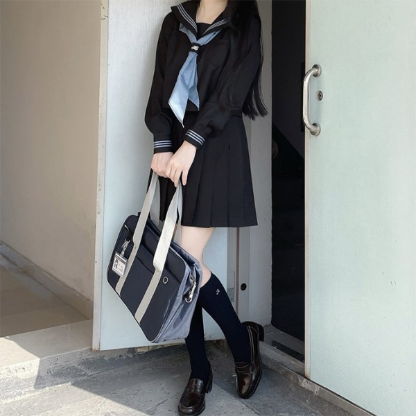 Musta japanilainen koulupuku vaaleansinisellä solmiolla