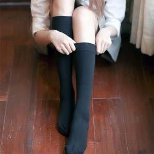 Pitkävartiset koulupuvun sukat